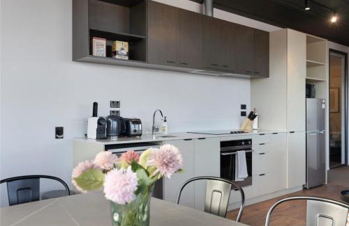 Petone Appartement | Sunny 3BR Petone Apt - Close to Shops Transit