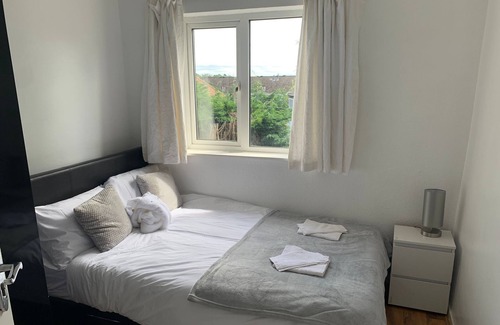 Harborne Maison | Sunny 4 bedroom house with free parking on site
