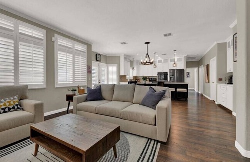 Green Valley North Maison | Sunny 5BR 4.5 Bath Las Vegas Retreat with Pool
