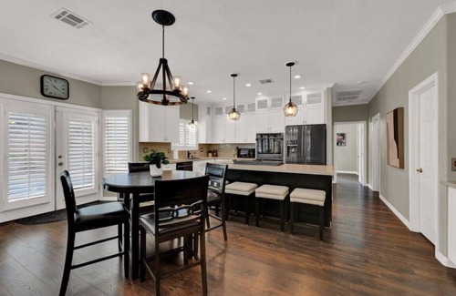 Green Valley North Maison | Sunny 5BR 4.5 Bath Las Vegas Retreat with Pool