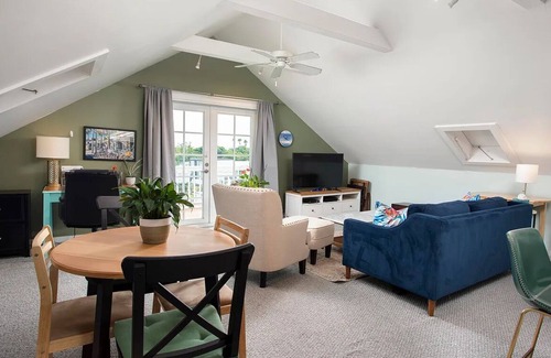 White Street Gallery District Maison | Sunny Apartment with a Large Deck and Great View