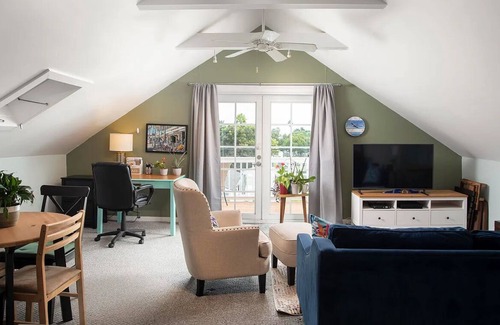 White Street Gallery District Maison | Sunny Apartment with a Large Deck and Great View