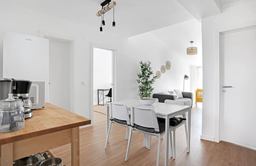 Cacilhas Appartement | Sunny Apt - Almada - Balcony w/ River View!