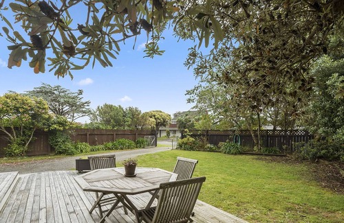 Paraparaumu Beach Maison | Sunny Beach Bach Hideaway - Paraparaumu Beach Holiday Home, PARAPARAUMU BEACH