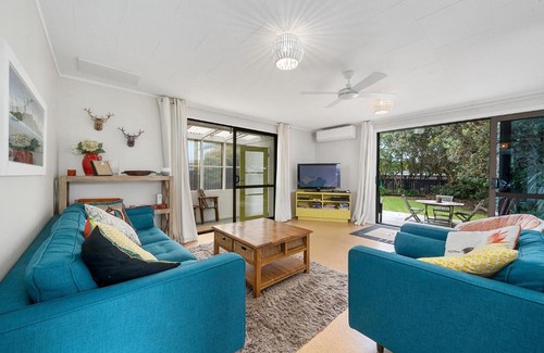Paraparaumu Beach Maison | Sunny Beach Bach Hideaway - Paraparaumu Beach Holiday Home