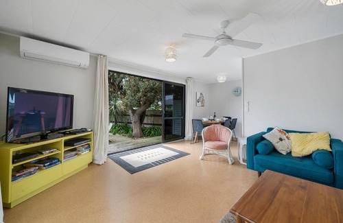 Paraparaumu Beach Maison | Sunny Beach Bach Hideaway - Paraparaumu Beach Holiday Home