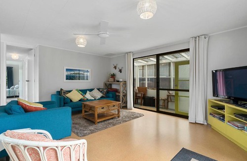 Paraparaumu Beach Maison | Sunny Beach Bach Hideaway - Paraparaumu Beach Holiday Home