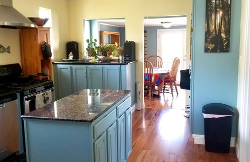 South Berkeley Maison | Sunny Berkeley 3 bedroom/2 bathroom house near BART (subway)