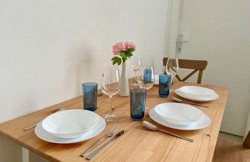 Simmering Appartement | Sunny Central 70 m2 Long Term Apartment with Free Parking