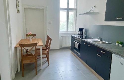 Simmering Appartement | Sunny Central 70 m2 Long Term Apartment with Free Parking