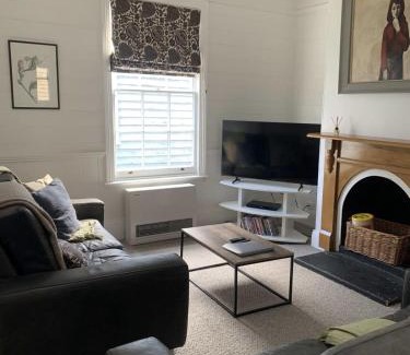 Invermay Maison | Sunny Character 1800's Cottage