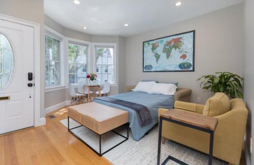 Columbus Park - Andrew Square Appartement | Sunny convenient home w/private patio! Easy walk to everything!