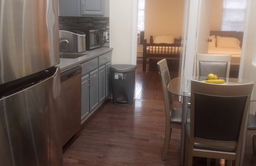Wingate Appartement | Sunny Cozy 2 bedroom Apt.---Near parks, Zoo, and Museums
