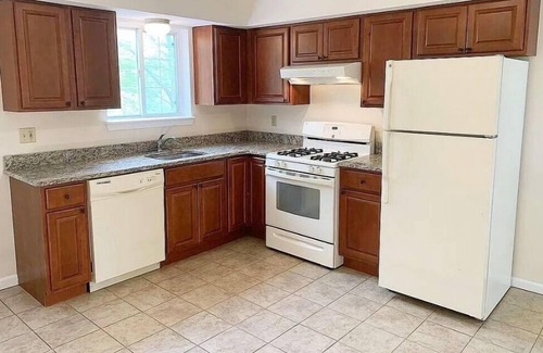 Waterbury Maison | Sunny/Cozy Home w/ Garage and Deck. Minutes from Everything, Family-friendly