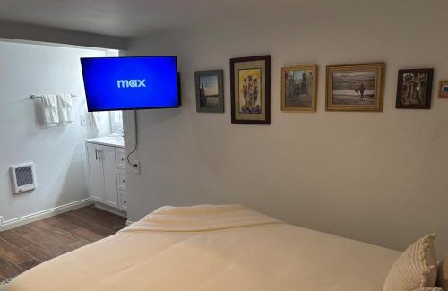 Golden Hill Appartement | Sunny Golden Hill Studio! Fully Stocked - near DT