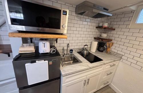 Golden Hill Appartement | Sunny Golden Hill Studio! Fully Stocked - near DT