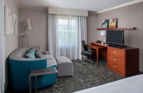 South Lowell Hôtel | Sunny Haven in Lowell! 3 Convenient Units, Close to Merrimack Repertory Theatre