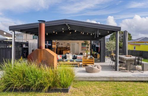 Whangamata Maison | Sunny Hideaway - Whangamata Holiday Home