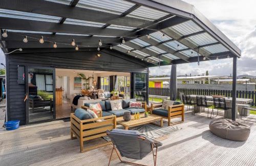 Whangamata Maison | Sunny Hideaway - Whangamata Holiday Home