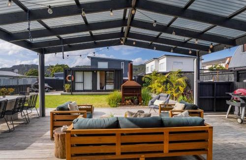 Whangamata Maison | Sunny Hideaway - Whangamata Holiday Home