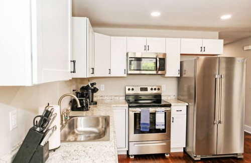 Lincolnton Maison | Sunny Hill Lincolnton Cottage | 4 Beds Close to Main St Shopping, Outdoor Deck