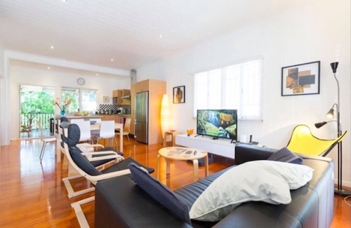 Highgate Hill Maison | Sunny Home - 2 Bedroom + Deck