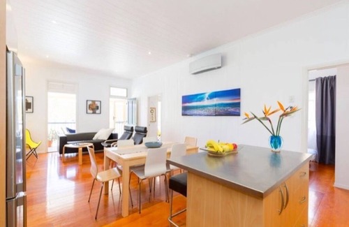 Highgate Hill Maison | Sunny Home - 2 Bedroom + Deck