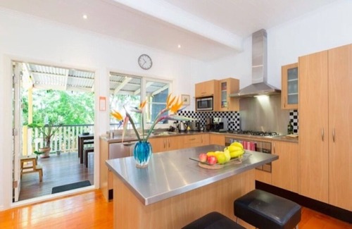 Highgate Hill Maison | Sunny Home - 2 Bedroom + Deck
