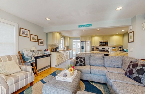 Wells Beach Maison | Sunny home near the sand with bikes, grill, firepit, & balcony- dog-friendly