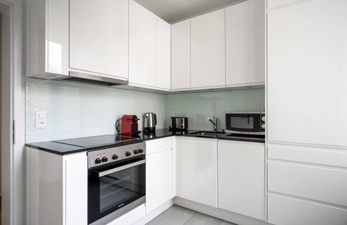 Horgen District Appartement | Sunny Horgen 2.5 Room w/ Storage, 3 min to Market, by Blueground