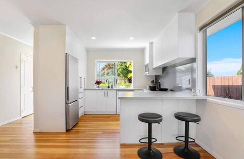 Pukehangi Maison | Sunny Inn Tawavale Su
