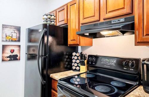 Hedrick Acres Appartement | Sunny King-sized 1BD Condo near UofA and UMC w Pool, Parking - Low Summer Rates!