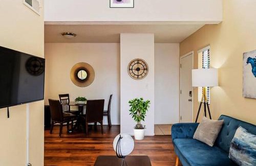 Hedrick Acres Appartement | Sunny King-sized 1BD Condo near UofA and UMC w Pool, Parking - Low Summer Rates!