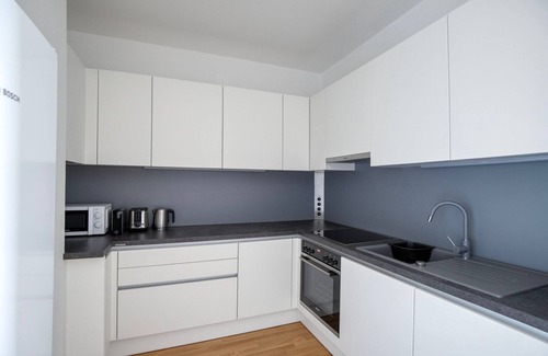 Erdberg Appartement | Sunny Landstraße 2BR w/ Gym & Pool, nr U3 Station, by Blueground