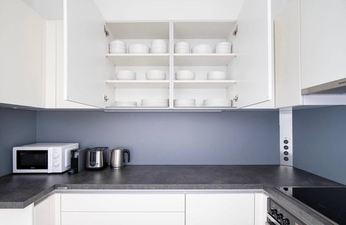 Erdberg Appartement | Sunny Landstraße 2BR w/ Gym & Pool, nr U3 Station, by Blueground