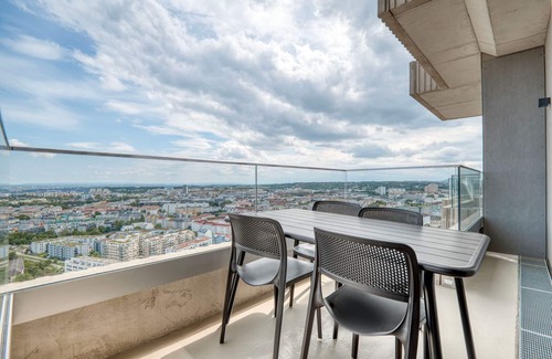 Erdberg Appartement | Sunny Landstraße 2BR w/ Gym & Pool, nr U3 Station, by Blueground