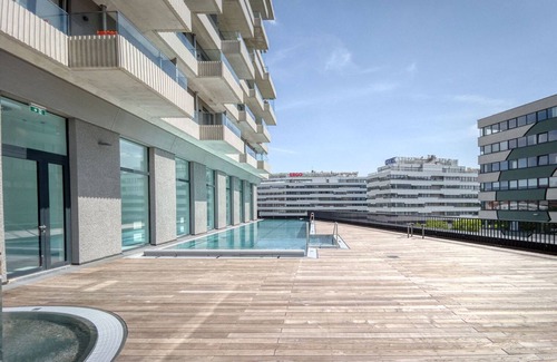 Erdberg Appartement | Sunny Landstraße 2BR w/ Gym & Pool, nr U3 Station, by Blueground