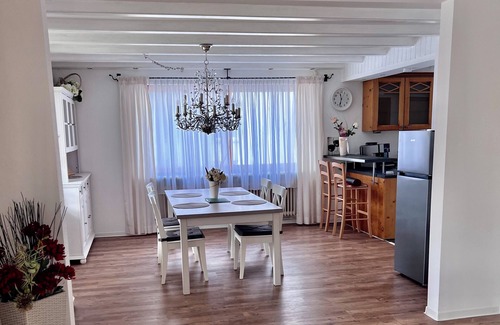 Engelsbrand Appartement | Sunny large apartment with 2 bedrooms and conservatory for 3-4 people