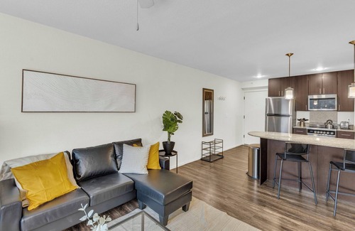 Overland Park Appartement | Sunny Loft Free Parking WiFi Open Concept Peaceful in Overland Park w/ Workspace