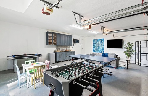 Parkland Maison | Sunny Luxury Villa w/ POOL near Downtown!