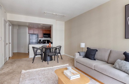 Navy Yard Appartement | Sunny Navy Yard 1BR w/ Theater, nr Nightlife & Dining, by Blueground