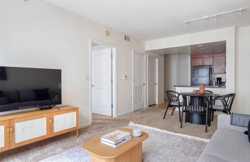 Navy Yard Appartement | Sunny Navy Yard 1BR w/ Theater, nr Nightlife & Dining, by Blueground