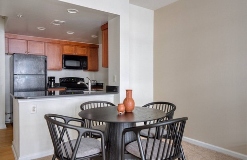 Navy Yard Appartement | Sunny Navy Yard 1BR w/ Theater, nr Nightlife & Dining, by Blueground