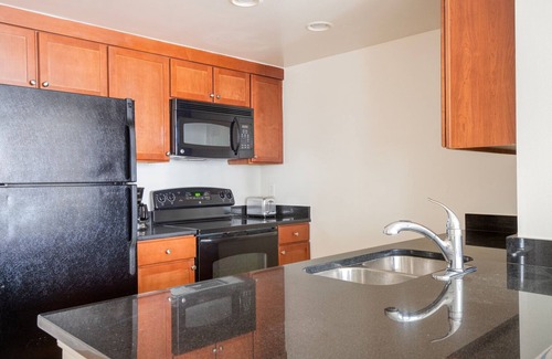 Navy Yard Appartement | Sunny Navy Yard 1BR w/ Theater, nr Nightlife & Dining, by Blueground