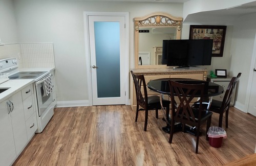 West Oakville Maison | Sunny New Reno Basement Apartment 1Br+Bath+Kith+Ldry All Privacy
