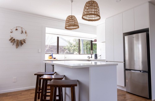 Papamoa Beach Maison | Sunny Pap beach house - filled with sun. ☀️🌊