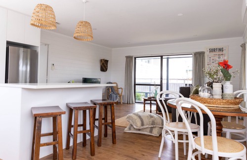Papamoa Beach Maison | Sunny Pap beach house - filled with sun. ☀️🌊