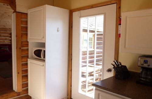 Killaloe Cottage | Cabane en rondins paisible avec plage SW exposition WIFI et télévision par câble et foyer