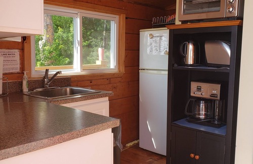 Killaloe Cottage | Cabane en rondins paisible avec plage SW exposition WIFI et télévision par câble et foyer