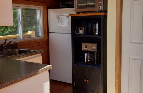 Killaloe Cottage | Cabane en rondins paisible avec plage SW exposition WIFI et télévision par câble et foyer